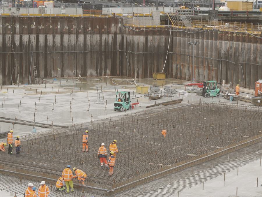 Obra con losa armada y cuadrillas trabajando