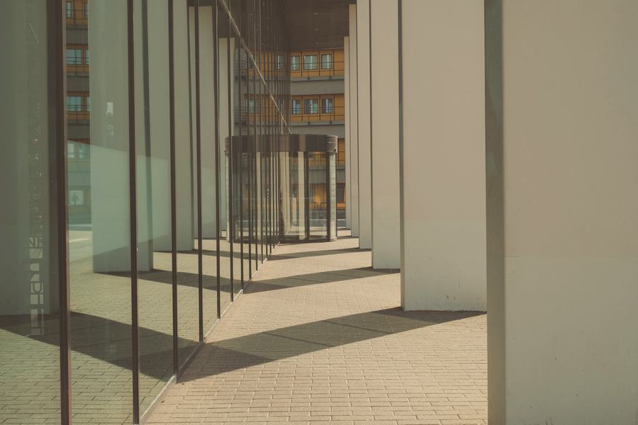 Entrada de cristal con sombras largas