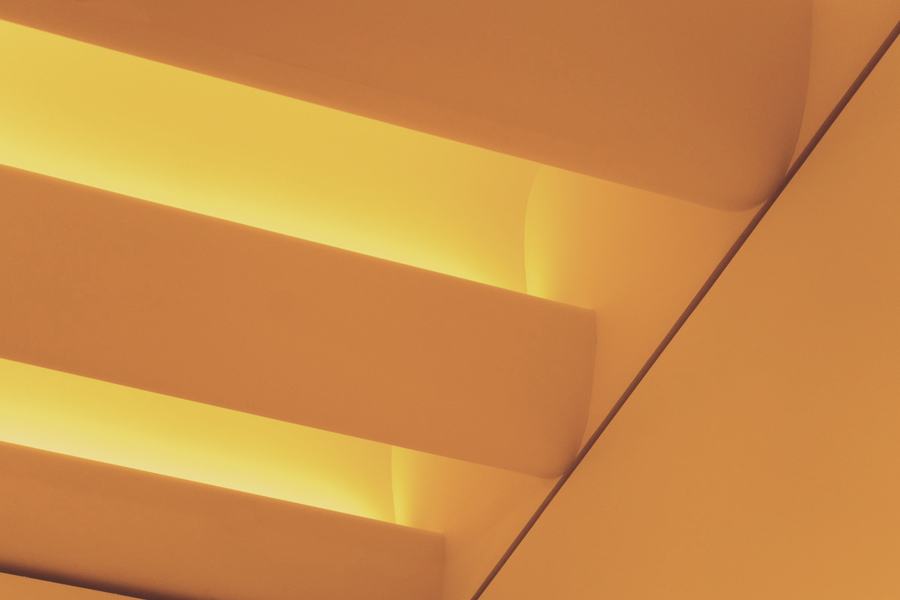 Arquitectura en tonos naranja iluminada