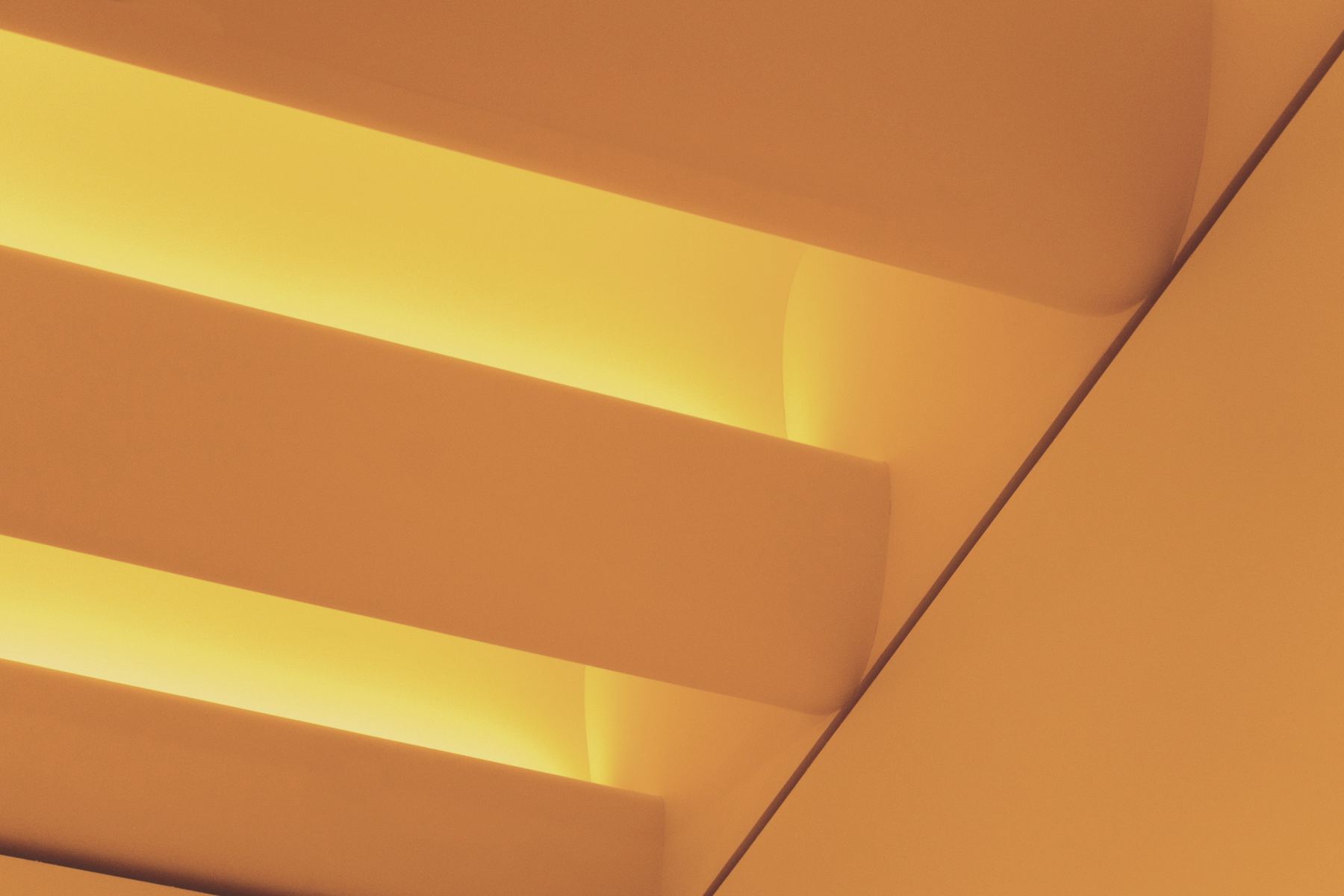 Arquitectura en tonos naranja iluminada