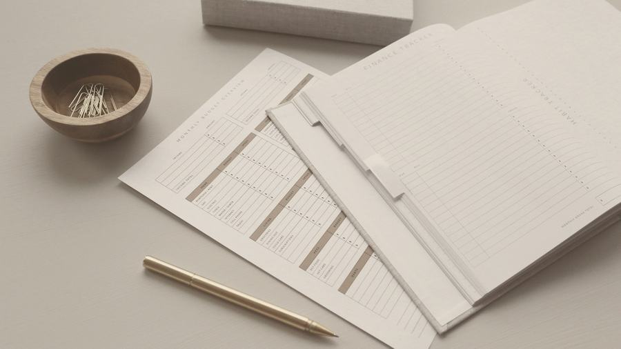 Carpeta con documentos y pluma sobre el escritorio